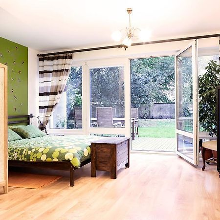 Lovely Garden Flat near Royal Park Warschau Zimmer foto