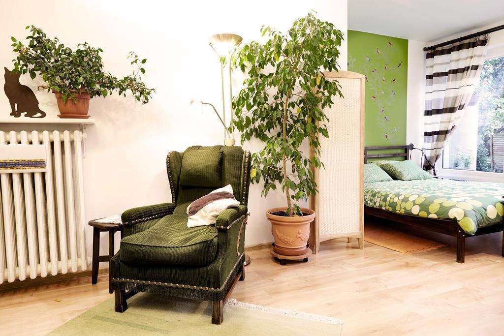 Lovely Garden Flat near Royal Park Warschau Zimmer foto