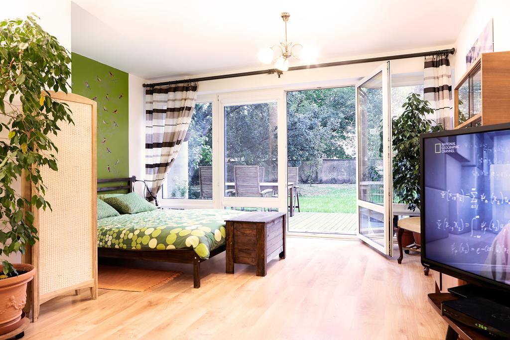 Lovely Garden Flat near Royal Park Warschau Zimmer foto