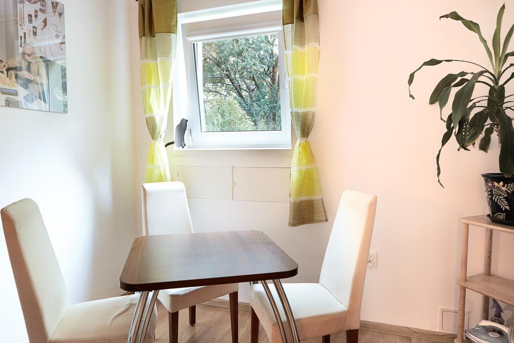 Lovely Garden Flat near Royal Park Warschau Zimmer foto