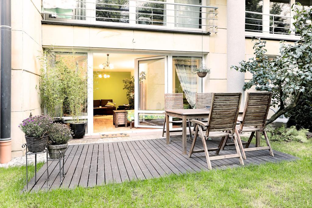 Lovely Garden Flat near Royal Park Warschau Zimmer foto